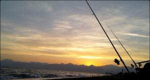 antalyada kıyıdan balık avı zamanı